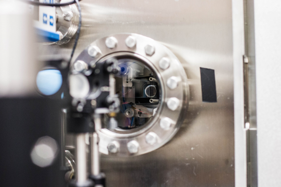在實驗中，研究團隊使用高度敏感的光學儀器監察氮化矽膜的溫度。
 (UC Berkeley photo by Violet Carter)